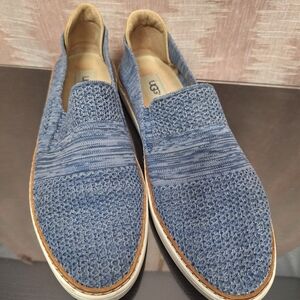 Women's Ugg causal size 11 flats/shoes.